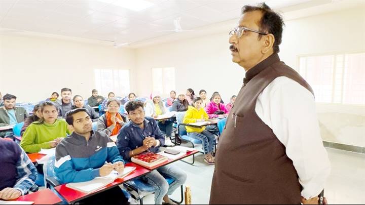 कमियों को सुधारें, व्यवस्थाओं को और बेहतर बनाएँ : जनजातीय कार्य मंत्री श्री कुंवर विजय शाह